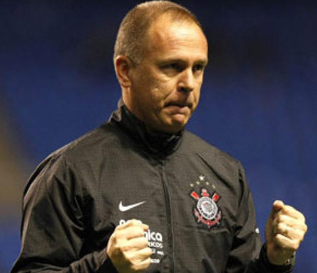 Mano Menezes elogia emocional do Corinthians