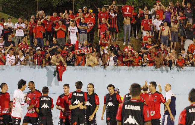 Torcida do Brasil de Pelotas compareceu ao estádio do Café, em Londrina