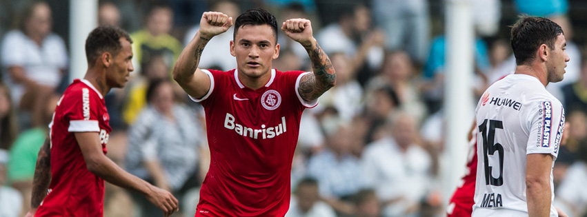 Aránguiz comemora primeiro gol na Vila Belmiro diante do Santos 