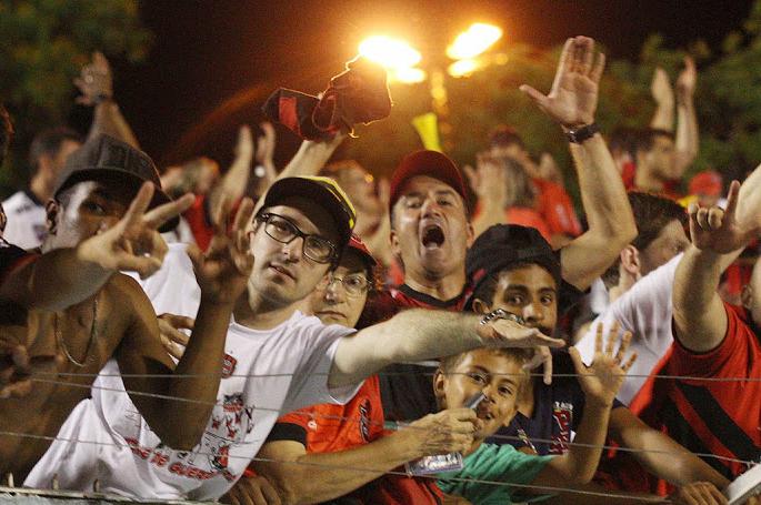 Presentes no Estádio do Café, em Londrina, a torcida do Brasil comemorou a vaga na final