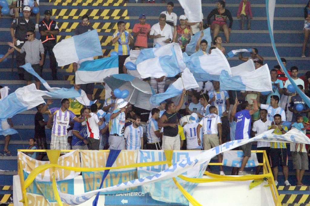 Torcida do Macaé compareceu em bom número e fez bonita festa no estádio Moacyrzão