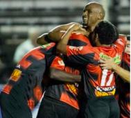 Dênis é festejado na vitória do Oeste sobre a rebaixada Portuguesa Dênis é festejado na vitória do Oeste sobre a rebaixada Portuguesa