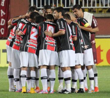Joinville unido para garantir o acesso na Série B, onde é vice-líder, só atrás da Ponte Preta Joinville unido para garantir o acesso na Série B, onde é vice-líder, só atrás da Ponte Preta