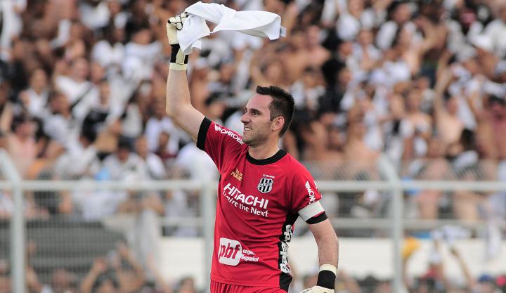 Roberto comemora a vitória contra o Sampaio Corrêa no último sábado