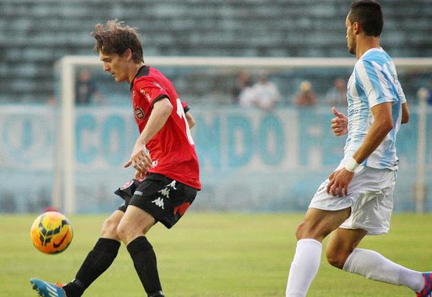 Márcio Hahn (à esquerda) quase foi atingido por um rádio pela torcida do Londrina