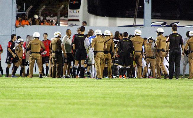 Aos 28 minutos do segundo tempo, após a expulsão de Zimmermann, uma confusão generalizada tomou conta do jogo