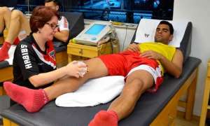 Volante Maicon sofre lesão, mas se livra de cirurgia