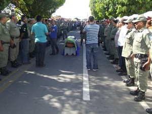 Com salva de tiros, irmão de lateral brutalmente assassinado é sepultado nesta segunda