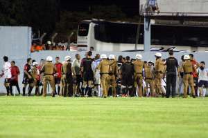 Com medo de 'idiotas', narrador de Pelotas se esconde na cabine