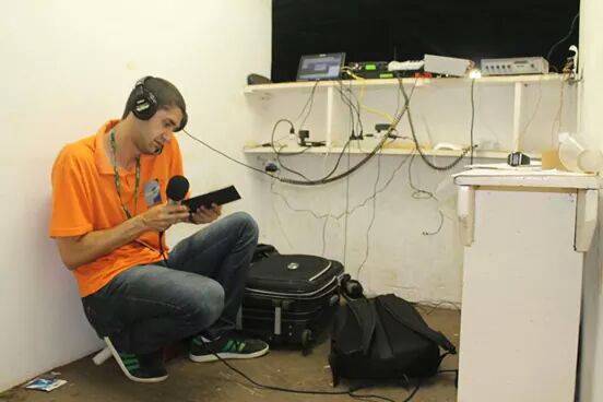 Eduardo Costa teve que transmitir grande parte do jogo escondido da torcida do Londrina (Foto: Renan Turra Silva) - Renan Turra Silva