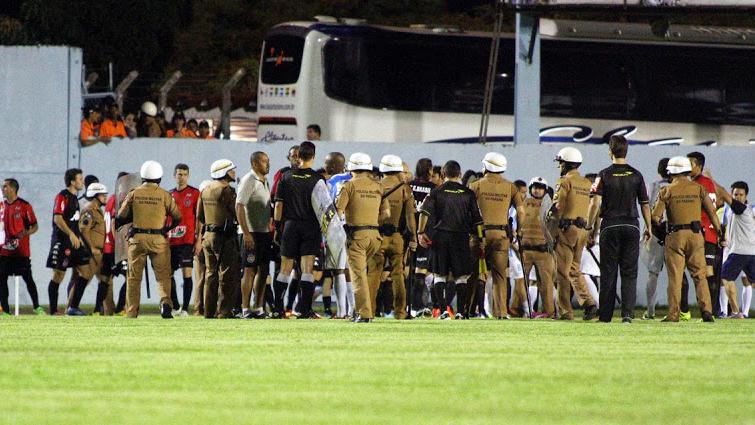 Aos 28 minutos do segundo tempo, uma confusão generalizada tomou conta da partida