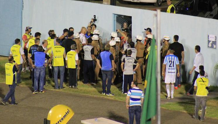 Uma confusão tomou conta do jogo entre Brasil e Londrina, e o goleiro Martini saiu escoltado (Foto: Diário Popular) - Diário Popular