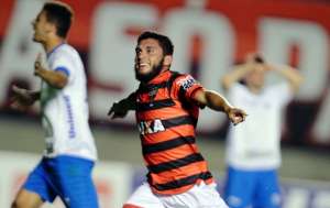 Série B: Meia Thiago Primão, do Atlético-GO, comemora 5ª vitória consecutiva e entrada no G4