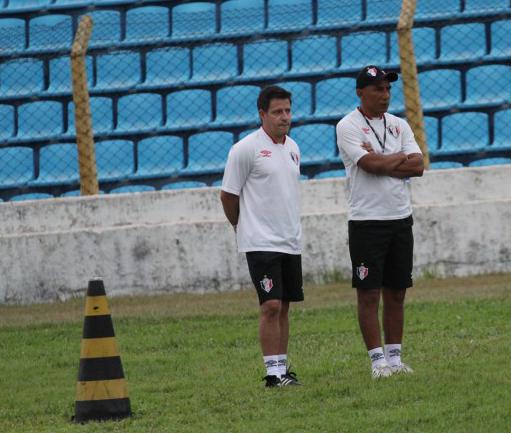 Hemerson Maria e Ramon observam treino do Joinville em São Luís