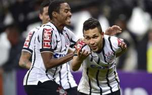 Elias, meia do Corinthians, enfurece diretoria e pode estar com dias contados