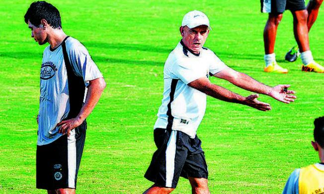 Edison Só comandando um treinamento do XV de Piracicaba, onde trabalhou nos últimos dois Paulistões - Divulgação
