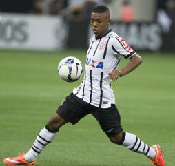 Malcon correu muito no desorganizado Corinthians armado por Mano Menezes