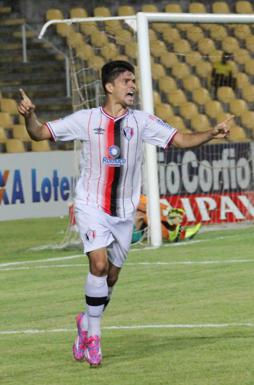 Fernando Viana cabeceou no ângulo e fez o segundo do Joinville em São Luis