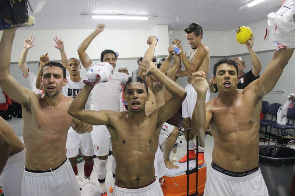 Jogadores do Joinville fazem festa no vestiário do Estádio Castelão 