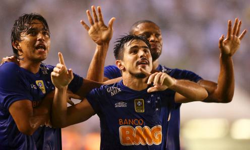 Willian: herói do Cruzeiro na Vila Belmiro. Marcou dois gols com duas costelas quebradas - Foto: Wagner Alves / VIPCOMM