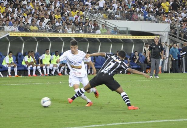 Luisinho em lance do jogo entre Bragantino e Corinthians na Arena Pantanal, em Cuibá-MT - Divulgação