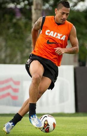 Ralf treinou nesta semana, mas não atua pelo Corinthians há 11 jogos