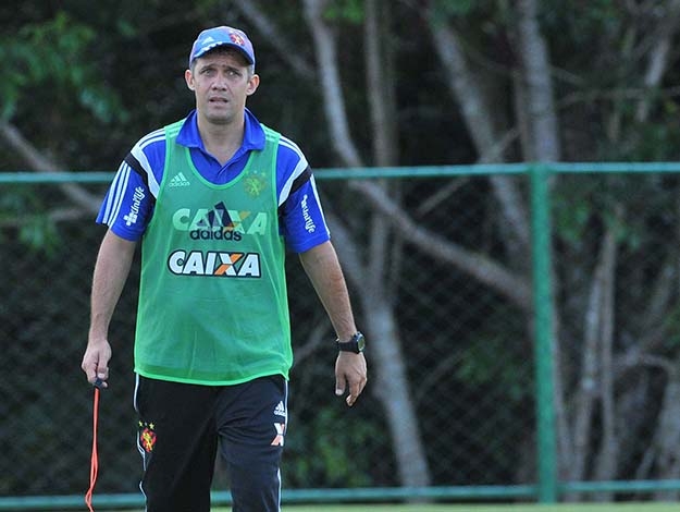 Eduardo Baptista confirma time titular do Sport para este domingo 