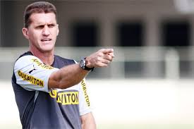 Na luta contra queda, Botafogo enfrenta o Atlético-PR