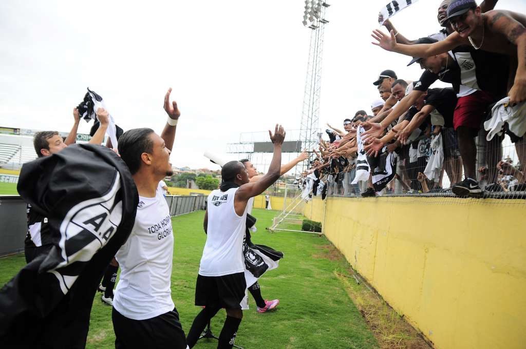 Jogadores da Ponte Preta retribuem apoio dos cerca de 5 mil pontepretanos