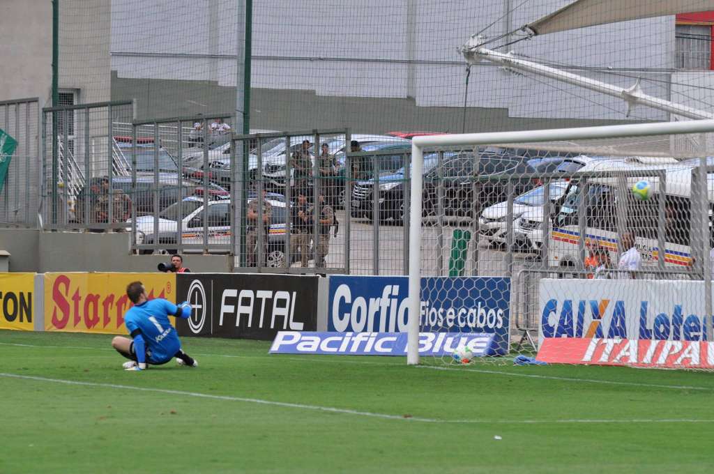 Coelho saiu na frente com Gilson, mas Lucas empatou para o Verdão