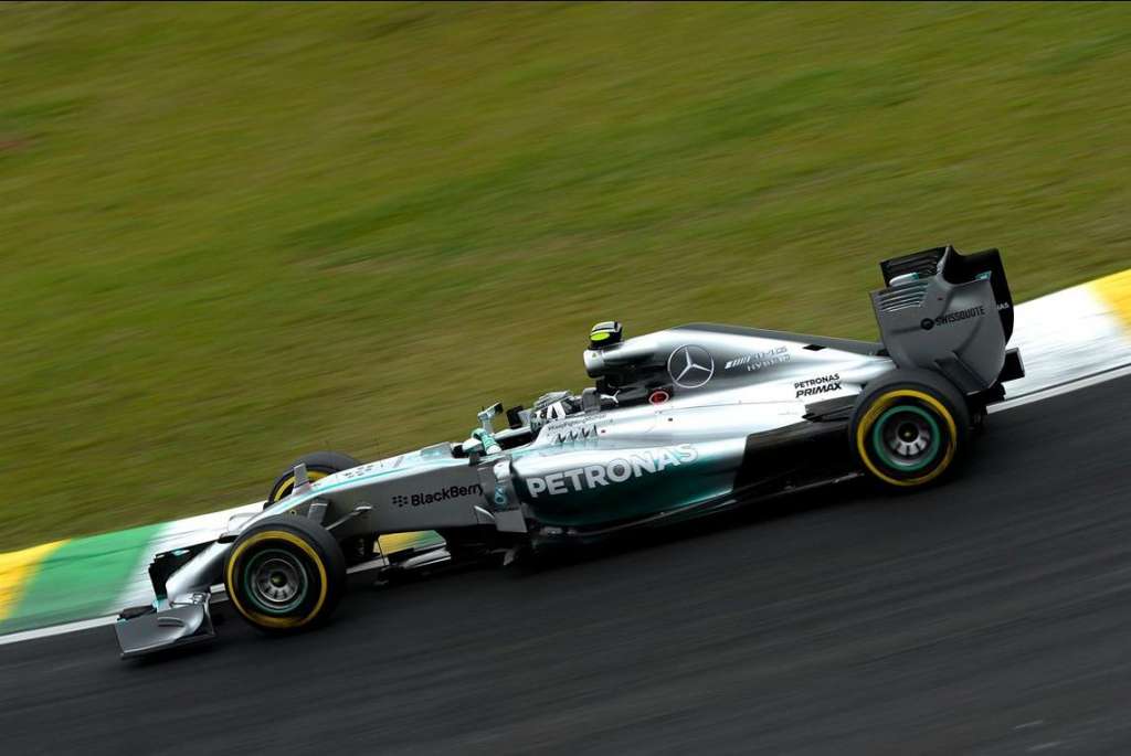 Rosberg está voando baixo em Interlagos com sua Mercedes