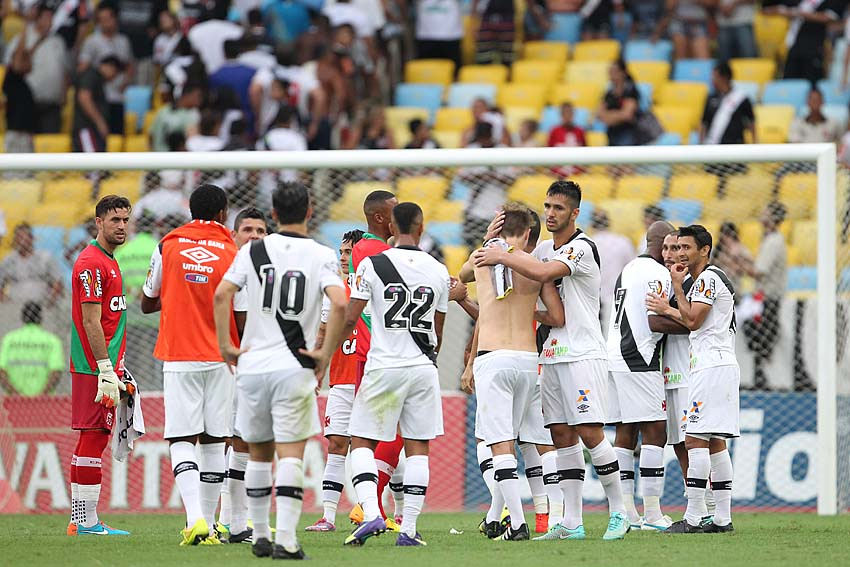 Elenco do Vasco agradece apoio dos quase 50 mil vascaínos no Maracanã - Marcelo Sadio/vasco.com.br Elenco do Vasco agradece apoio dos quase 50 mil vascaínos no Maracanã - Marcelo Sadio/vasco.com.br