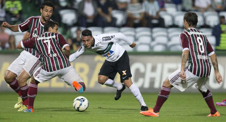 Fred foi bem marcado, mas criou duas boas chances para marcar. Ele tenta se reabilitar após fracasso na Copa do Mundo - Foto: Photocamera