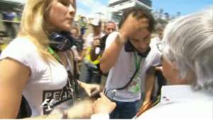 Alexandre Pato, do São Paulo, desfila com atriz da Globo Fiorella Mattheis no GP de Fórmula 1 de Interlagos