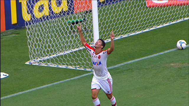 O atacante Nixon marcou o segundo gol do Flamengo de cabeça
