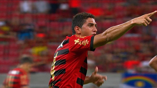Vindo do banco de reservas, o lateral Danilo fez o primeiro do Sport em bela cobrança de falta