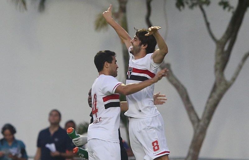 Kaká vibra com Alan Kardec: presentão de Natal de Roger Carvalho - Rubens Chiri/saopaulofc.net