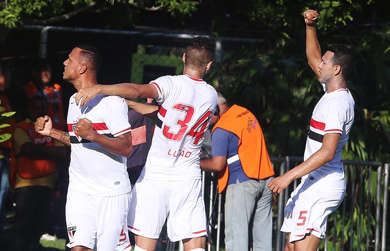 Luís Fabiano comemora gol sobre Vitória com a torcida do São Paulo - Rubens Chiri/saopaulofc.net