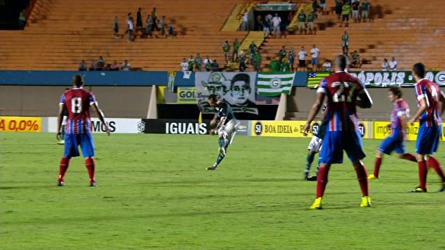 David quase abre o placar em chute de fora da área