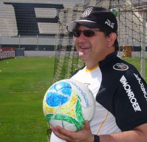 Guto Ferreira explica que poderia estar no Nabi Abi Chedid e nega qualquer contato com auxiliar