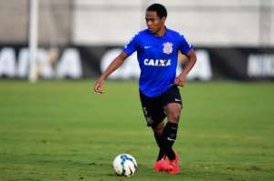 Elias admite ter papel mais defensivo no Corinthians