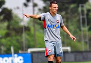 Gustavo, do Atlético-PR, elogia elenco e pede vitória sobre o Sport para manter série positiva