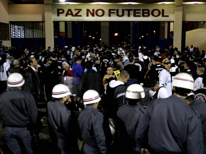 Torcida do Corinthians e Polícia Militar entraram em confronto durante jogo com River Plate na Libertadores