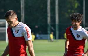 Pato e Toloi treinam no São Paulo entre os titulares nesta terça-feira