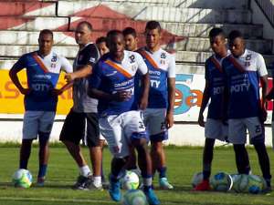 Lateral Julinho pode desfalcar Santa Cruz na reta final da Série B