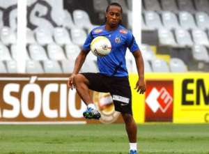 Arouca sofre lesão no treino, mas não preocupa Santos