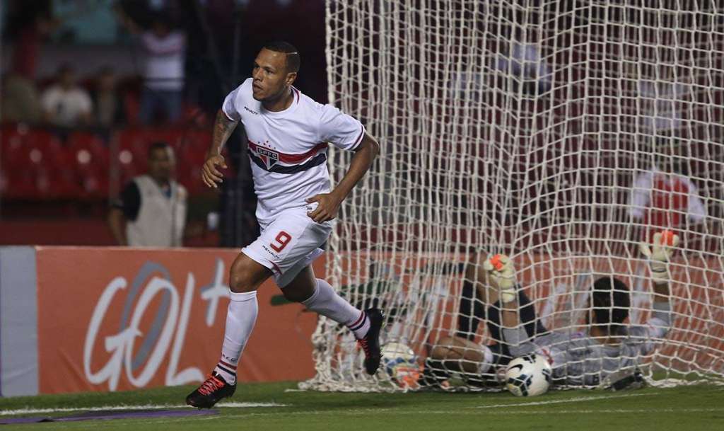 Luis Fabiano comemora gol de empate do São Paulo no Morumbi 