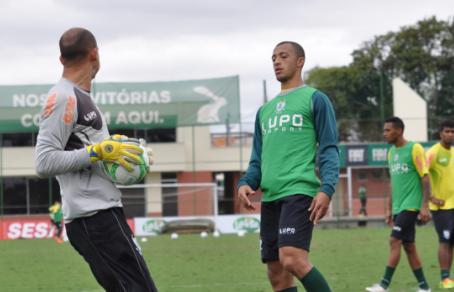 Vítor Hugo volta ao time titular do América-MG