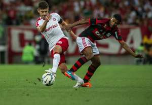 Alex se machuca em treino e vira dúvida no Internacional