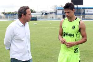 Série C: Prefeito vai à treino e entrega chave simbólica do Moacyrzão ao Macaé